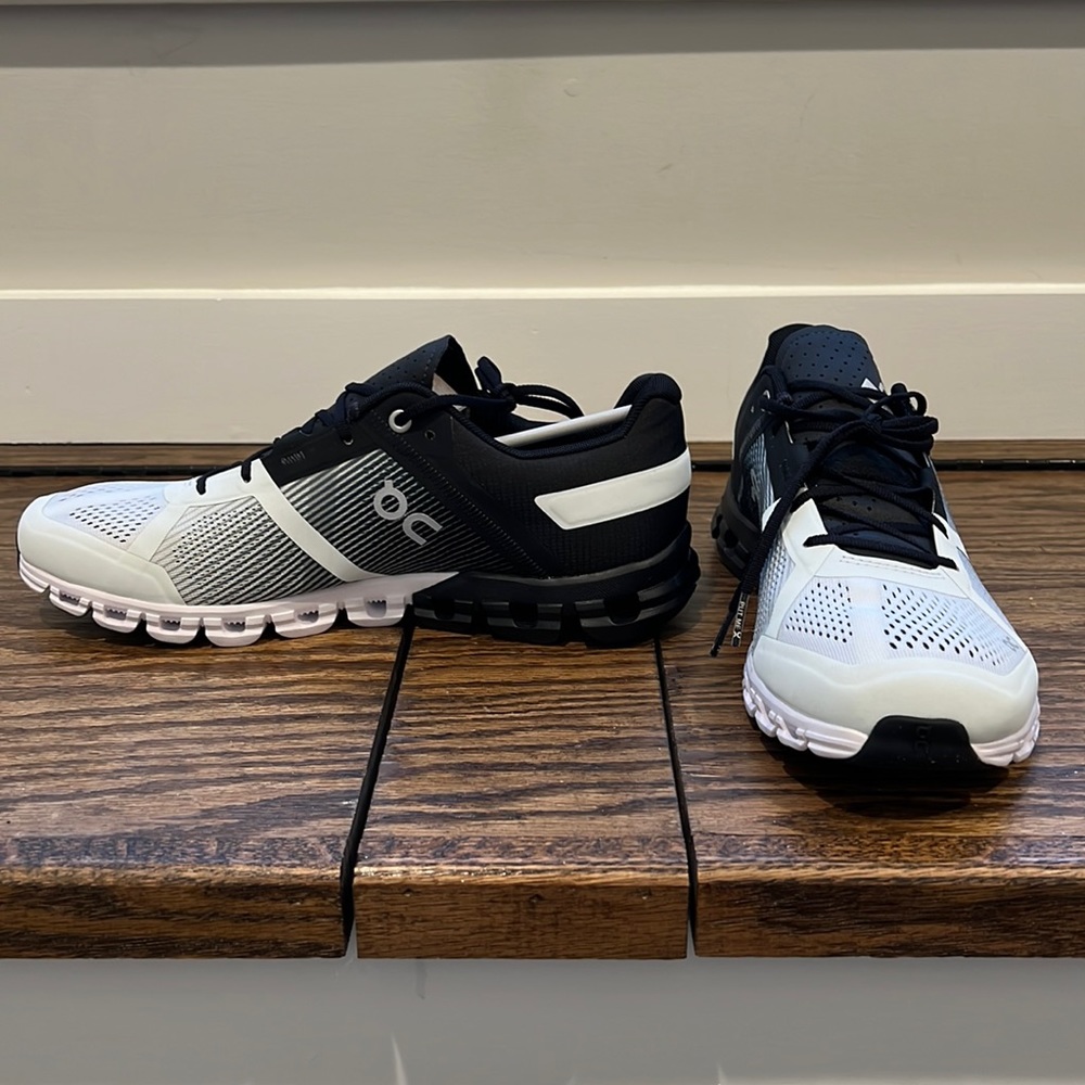 ON Cloudflow Black/White Size 9 - Never Worn - Men’s .. NWOB